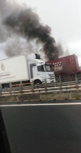 Ξέσπασε φωτιά σε εν κινήσει φορτηγό στον αυτοκινητόδρομο