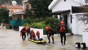 Εικόνες από τη διάσωση 10 ατόμων από πλημμυρισμένο δρόμο στη Καλαβασό (ΒΙΝΤΕΟ)