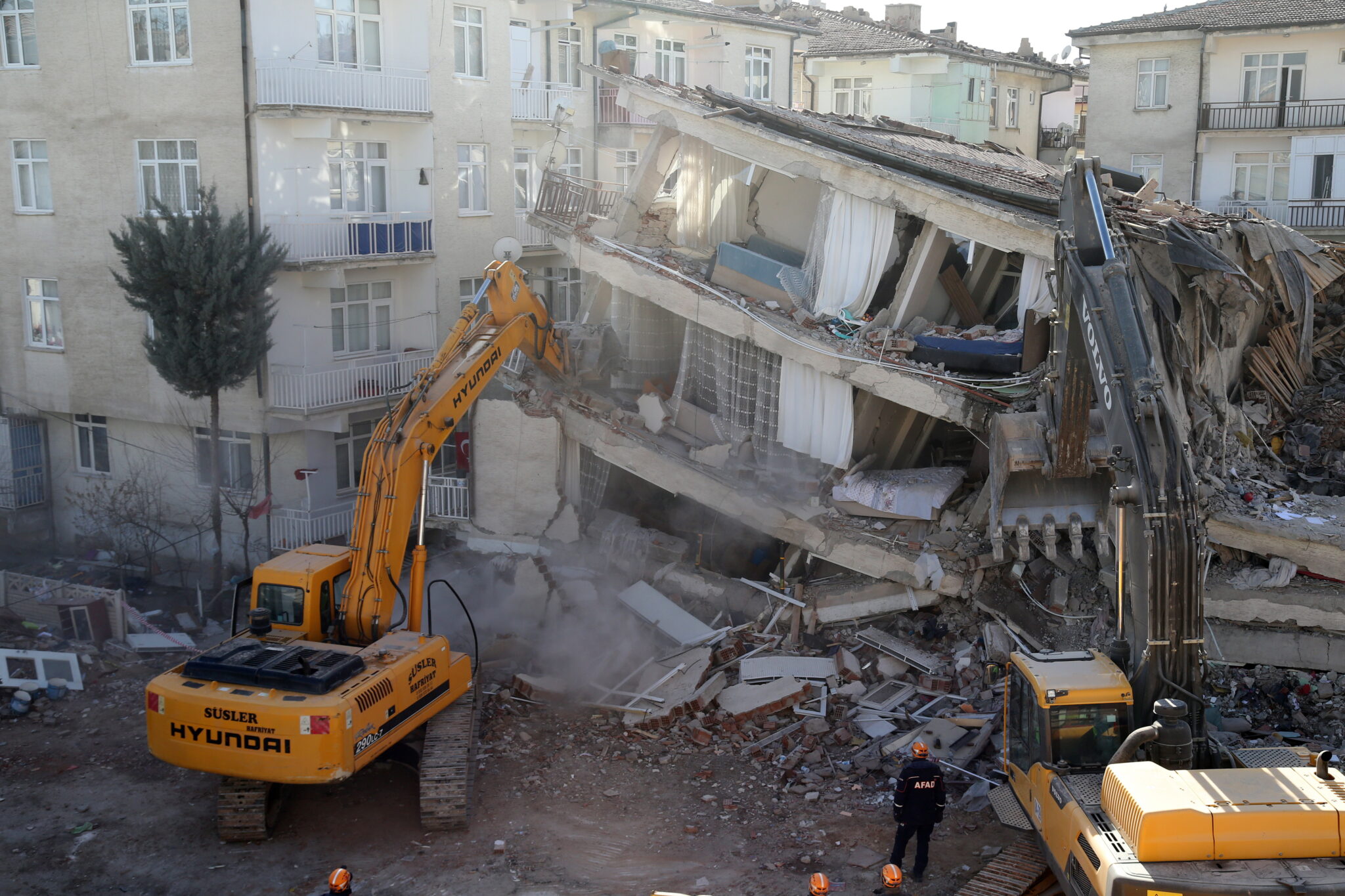 Μάχη με το χρόνο δίνουν στην Τουρκία τα σωστικά συνεργεία για επιζώντες (ΒΙΝΤΕΟ)