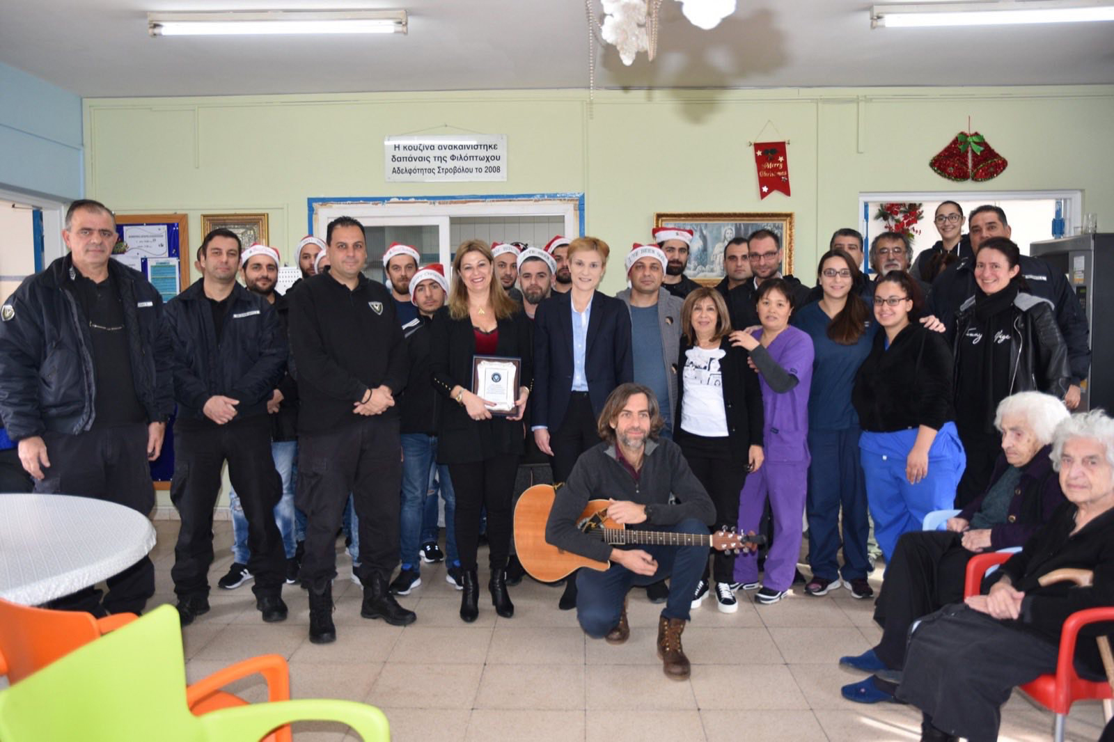 Μοίρασαν δώρα αγάπης οι κρατούμενοι των φυλακών στο Μακάρειο Νοσοκομείο