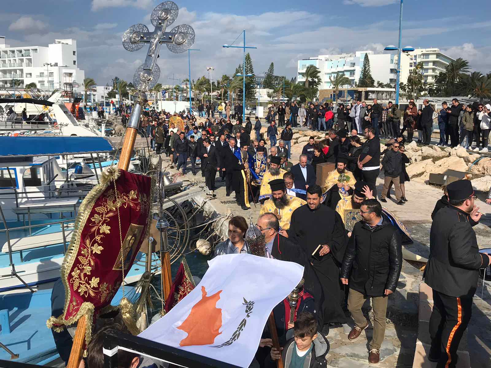 Υπό αντίξοες συνθήκες τα Θεοφάνεια σε Λάρνακα, Λεμεσό, Πάφο και Αγία Νάπα (VID)