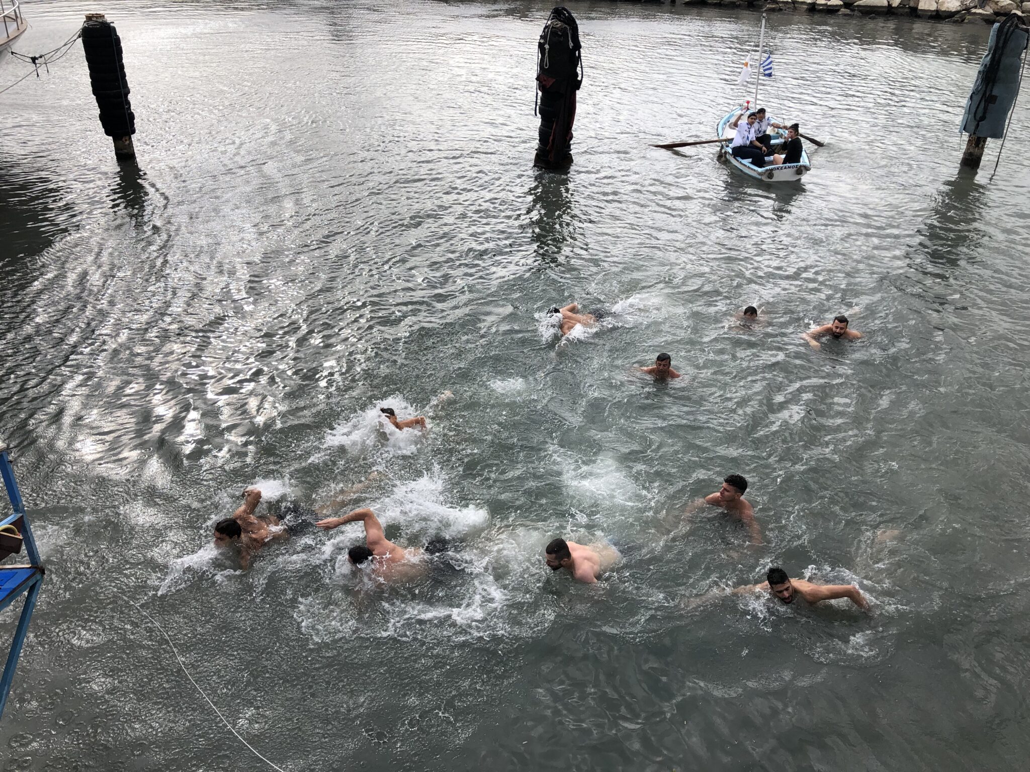 Με βροχή και ανέμους η κατάδυση του Τιμίου Σταυρού στη Λάρνακα