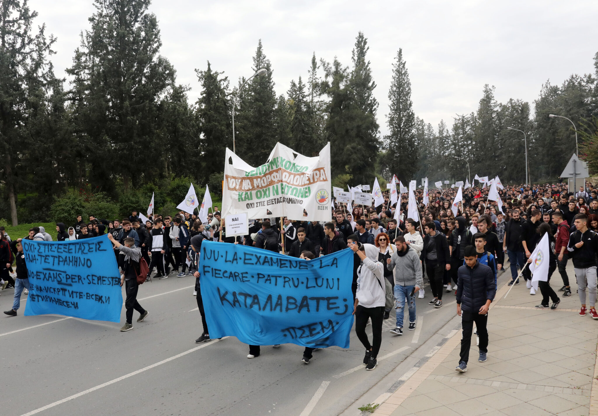 Μαθητές «ρομπότ» διαμαρτυρήθηκαν για τα τετράμηνα στο Προεδρικό (ΒΙΝΤΕΟ)