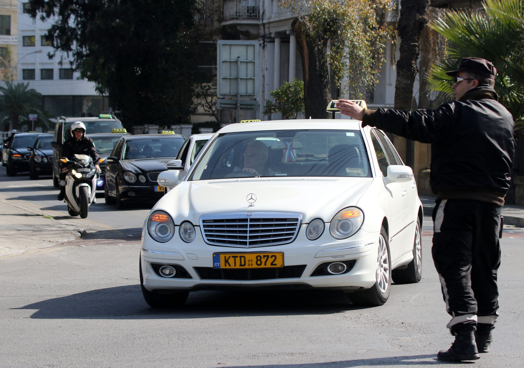 Έτσι θα επιτηρούν οι ταξιτζήδες τους δρόμους και θα καταγγέλουν οδηγούς (ΒΙΝΤΕΟ)