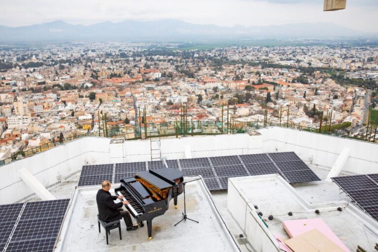 Ένα μοναδικό ρεσιτάλ πιάνου στην οροφή του κτηρίου 360