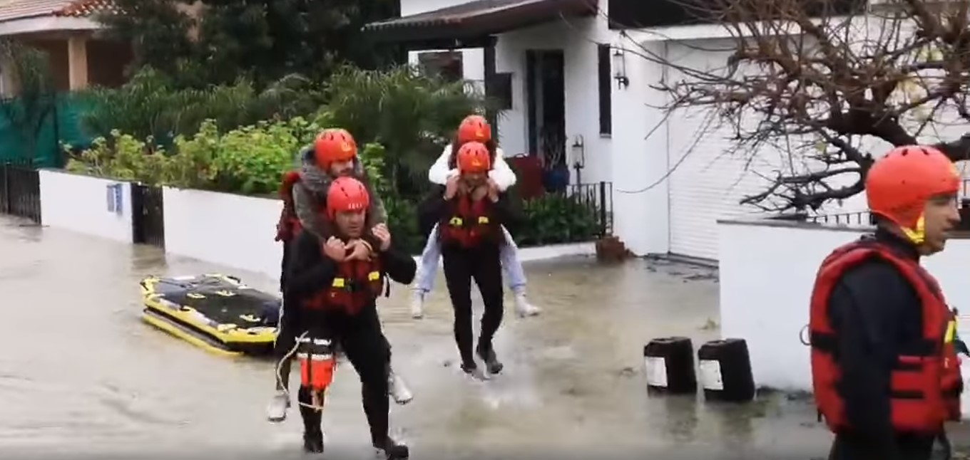 Σε επιφυλακή οι Αρχές στην Καλαβασό για όσους δεν φεύγουν από τα σπίτια τους