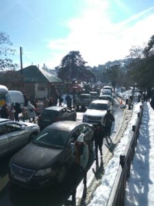 Κυκλοφοριακό κομφούζιο στο δρόμο προς το χιονισμένο Τρόοδος