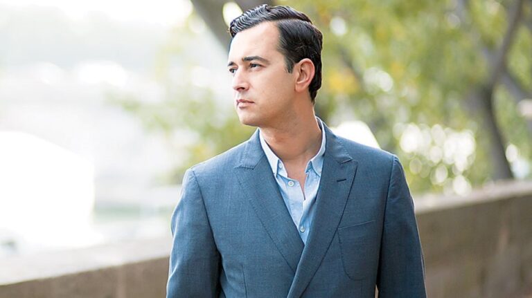 Άγγελος Μπράτης: "Είμαι gay! Ο καθένας κάνει ό,τι θέλει στην προσωπική του ζωή"