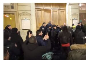 Προσπάθησαν να εισβάλουν σε θέατρο την ώρα που παρακολουθούσε παράσταση ο Μακρόν