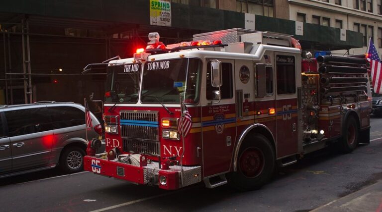 Πυροσβέστες φωτογραφήθηκαν μπροστά από φλεγόμενο σπίτι (ΦΩΤΟ)