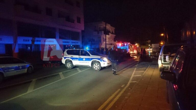 Δίωρη μάχη με τις φλόγες έδωσαν οι Πυροσβέστες στο καθαριστήριο ρούχων (ΒΙΝΤΕΟ)