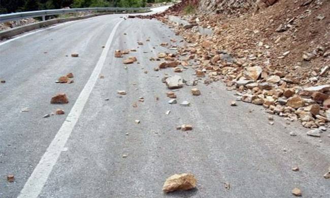 Οδηγοί προσοχή: Κατολισθήσεις σε δρόμους στα ορεινά