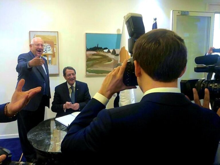 Η πόζα Αναστασιάδη και Ριβλίν στον φωτογραφικό φακό του Γάλλου Προέδρου (ΦΩΤΟ)