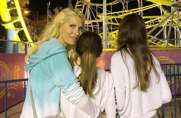 Ε. Μενεγάκη: Για ψώνια με τις κόρες της – Το δώρο που αγόρασε στη Βαλέρια (ΦΩΤΟ)