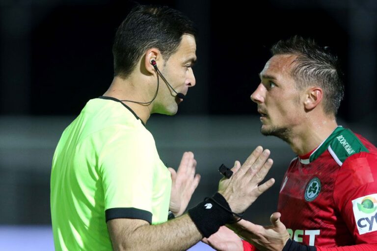 «Βράζουν» στην Ομόνοια με τη διαιτησία του Τσιρείου (ΒΙΝΤΕΟ)