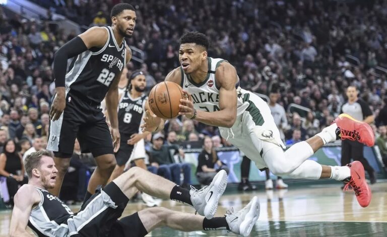 Οι Σπερς συνέτριψαν τους Μπακς με τον Γιάννη να «αγγίζει» ξανά το Triple-Double