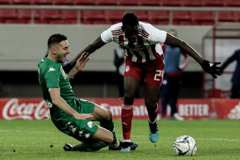 «Βράζουν» στον Παναθηναϊκό με τη διαιτησία του ντέρμπι