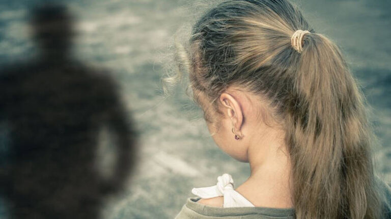 Νεαρή Βρετανή προσποιούνταν τον έφηβο για να αποπλανεί ανήλικα κορίτσια