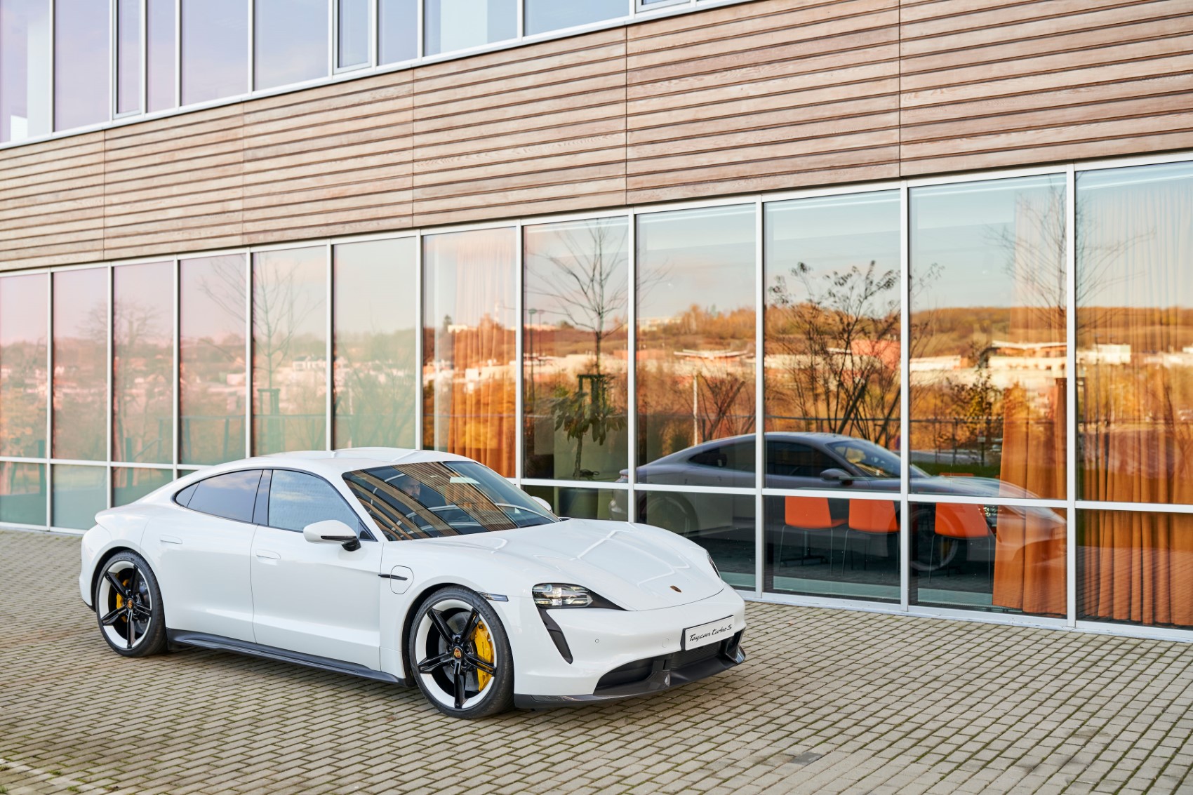 Η Porsche Taycan ανάμεσα στους φιναλίστ  για το «Αυτοκίνητο της Χρονιάς 2020»