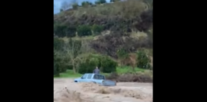 Καρέ – καρέ η διάσωση οδηγού από την Πυροσβεστική (ΒΙΝΤΕΟ)