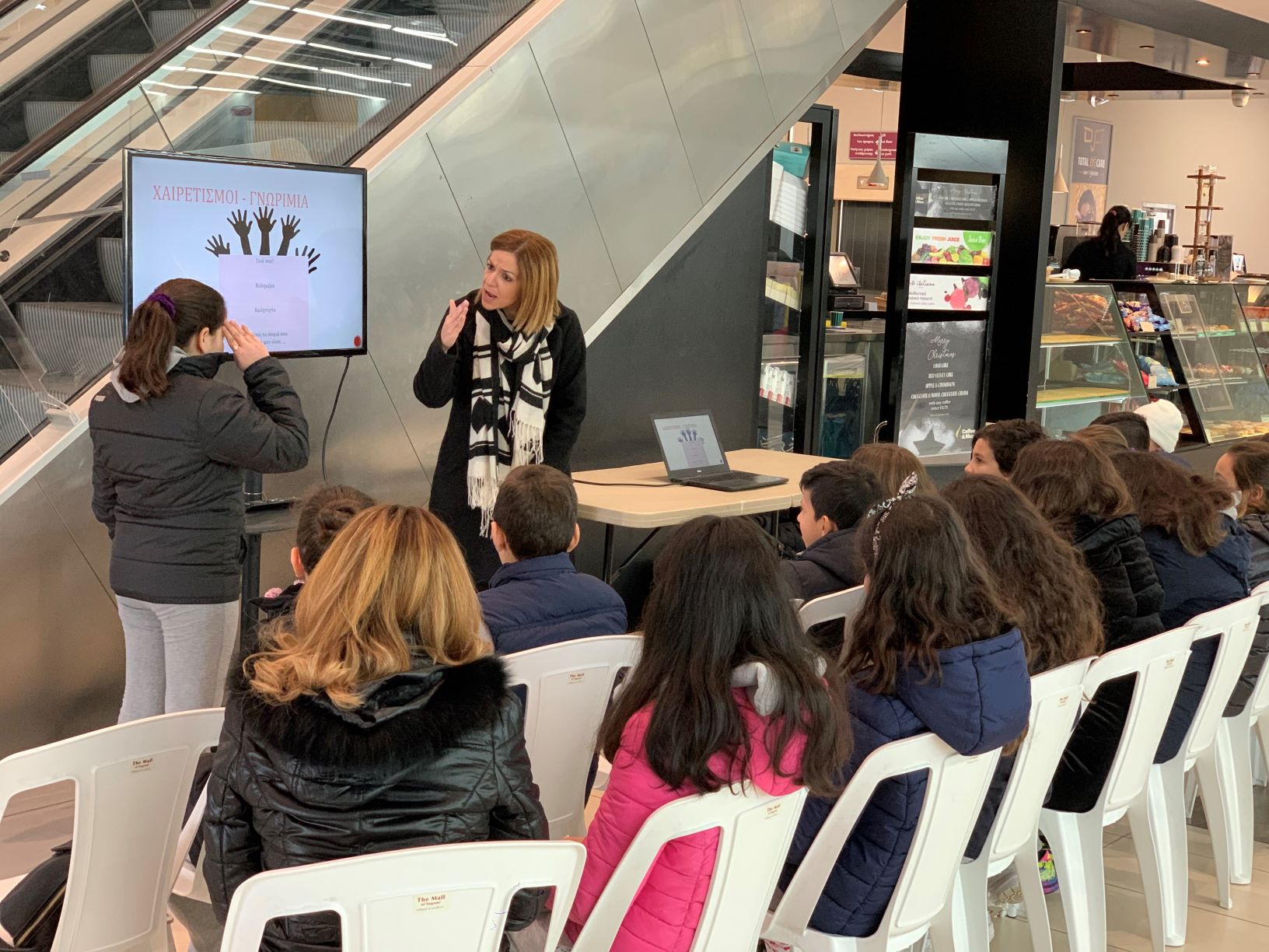 Σεμινάριο Νοηματικής σε παιδιά δημοτικού σχολείου από το The Mall of Engomi