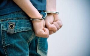 Χειροπέδες σε 44χρονο που προσπάθησε να κλέψει όχημα και έφτυσε Αστυνομικούς