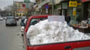 Γέμισε το αυτοκίνητο χιόνι και το πουλούσε για 0,50 ευρώ σε κεντρικό δρόμο