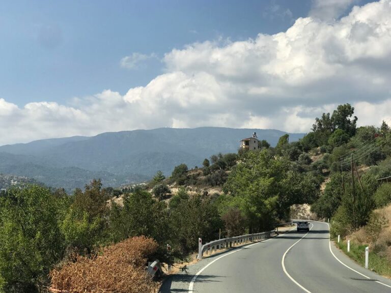 Γυναίκα μεταφέρεται στις Πλάτρες σε καθεστώς καραντίνας