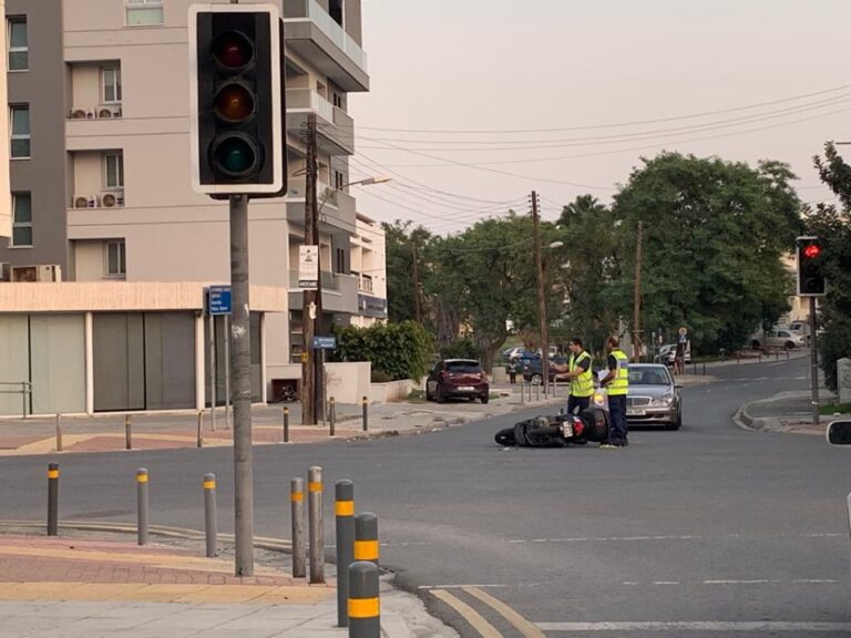 Στο νοσοκομείο μοτοσικλετιστής μετά από τροχαίο στο κέντρο της πρωτεύουσας