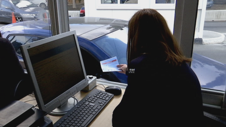 Ειδικό ερωτηματολόγιο, πανό και προειδοποιητικά μηνύματα στα οδοφράγματα(ΒΙΝΤΕΟ)