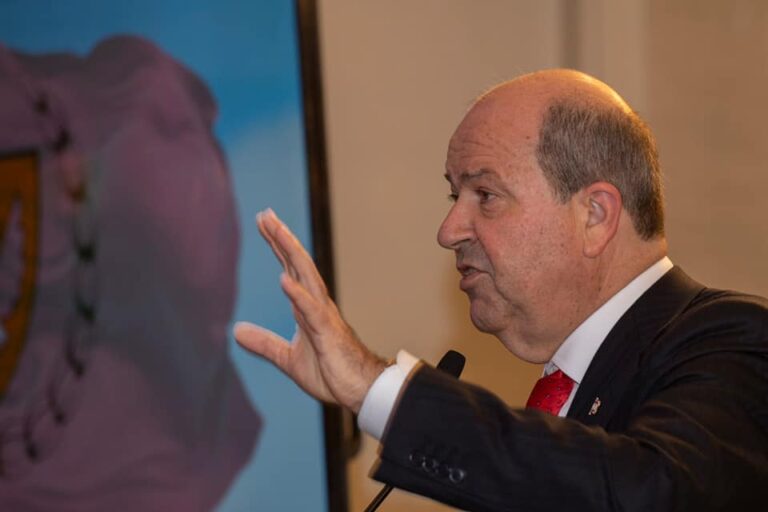 Διαψεύδει τον Ταταρ το Foreign Office για απευθείας πτήσεις κατεχομένων-ΗΒ