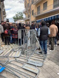 Έριξαν τα κιγκλιδώματα και φώναξαν "Ενωμένη Κύπρος" (ΒΙΝΤΕΟ)