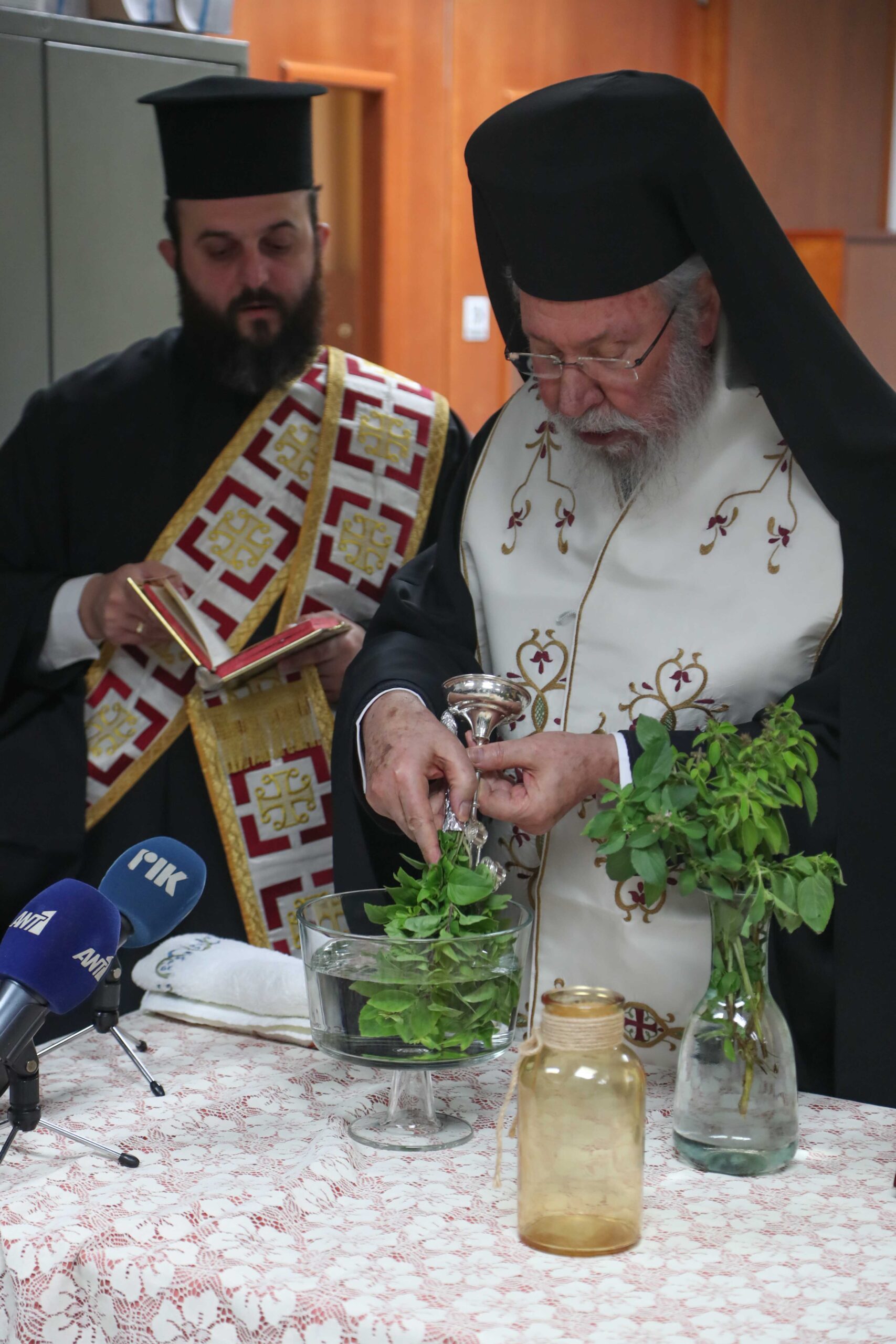Τέλεσε αγιασμό στα κυπριακά ταχυδρομεία μετά την επέμβαση στις ΗΠΑ (ΦΩΤΟ)