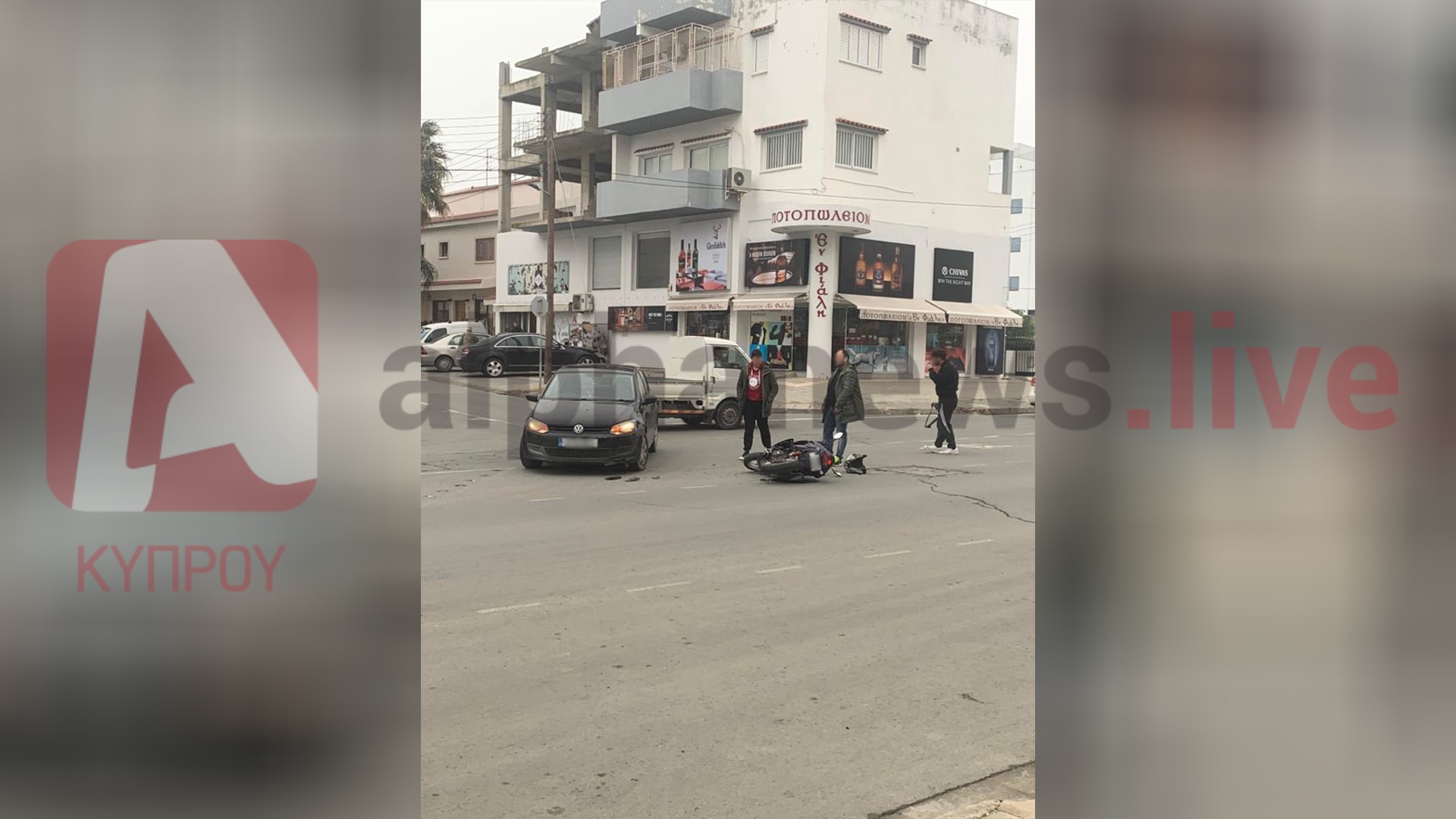 Σύγκρουση οχήματος με μοτοσικλετιστή σε λεωφόρο στα Λατσιά (ΦΩΤΟ)