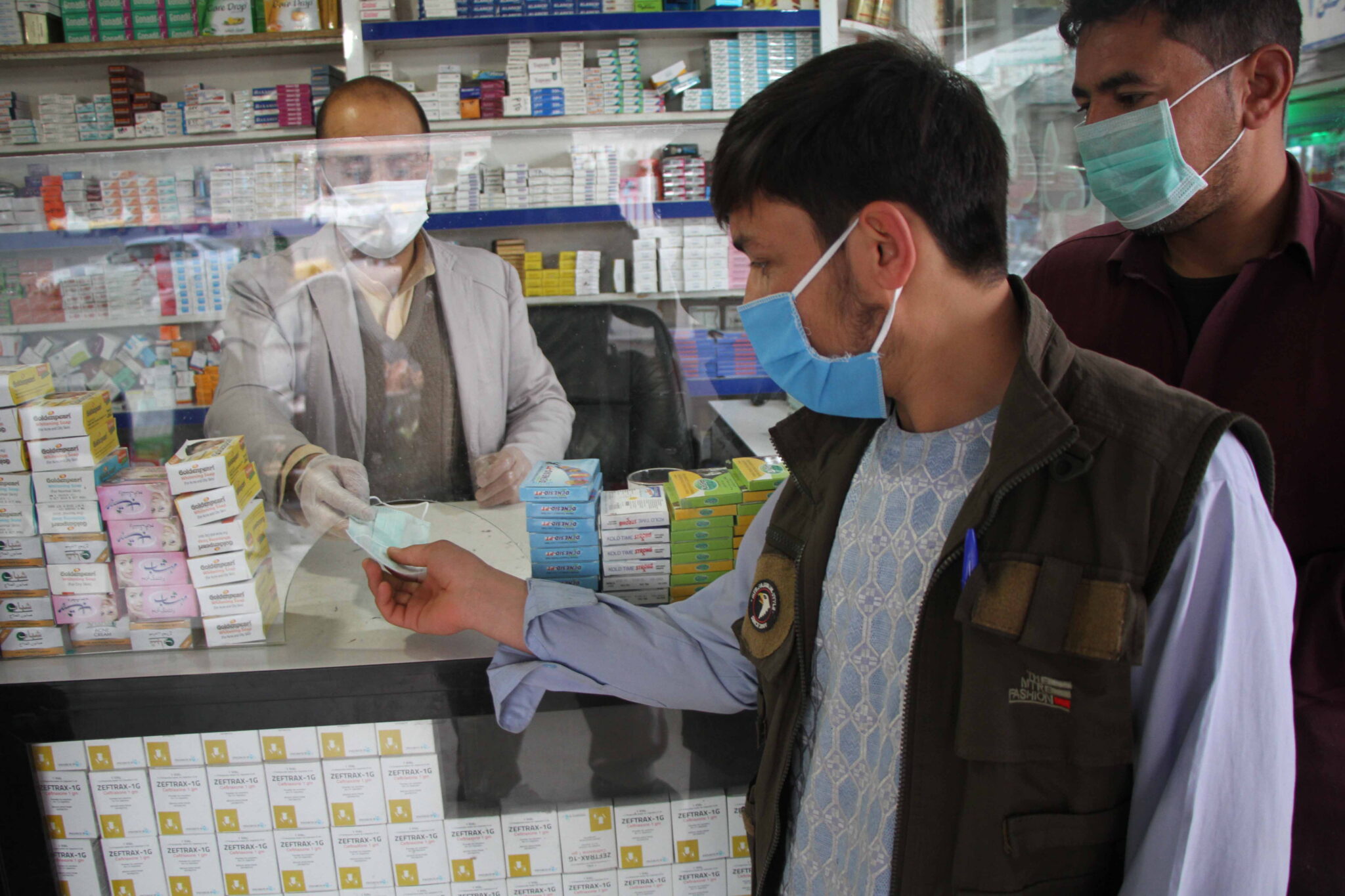 Διπλασιάστηκαν οι τιμές της αναπνευστικής μάσκας την τελευταία εβδομάδα (ΒΙΝΤΕΟ)