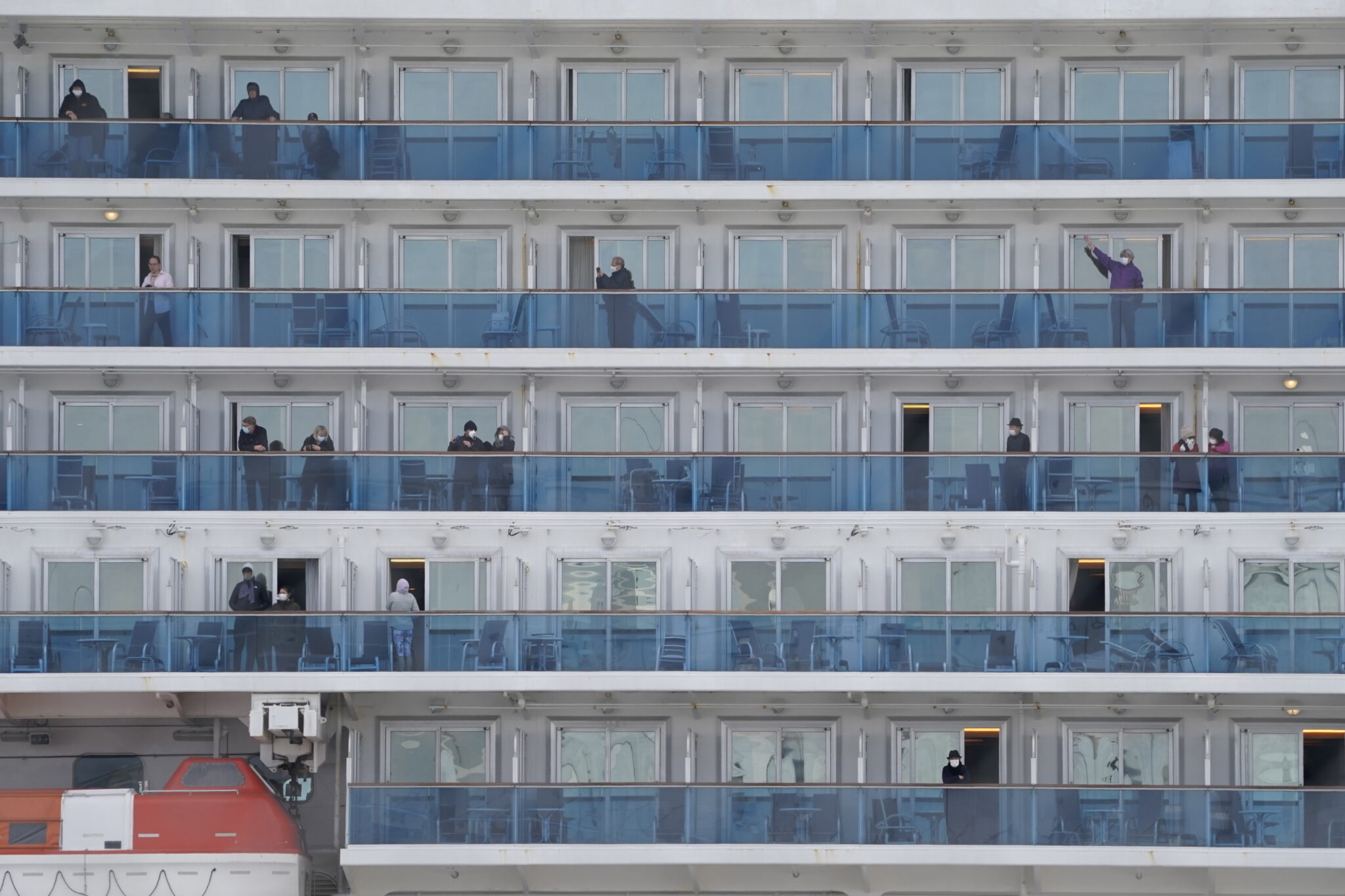 Το αντίο επιβατών από τα μπαλκόνια του "Diamond Princess"