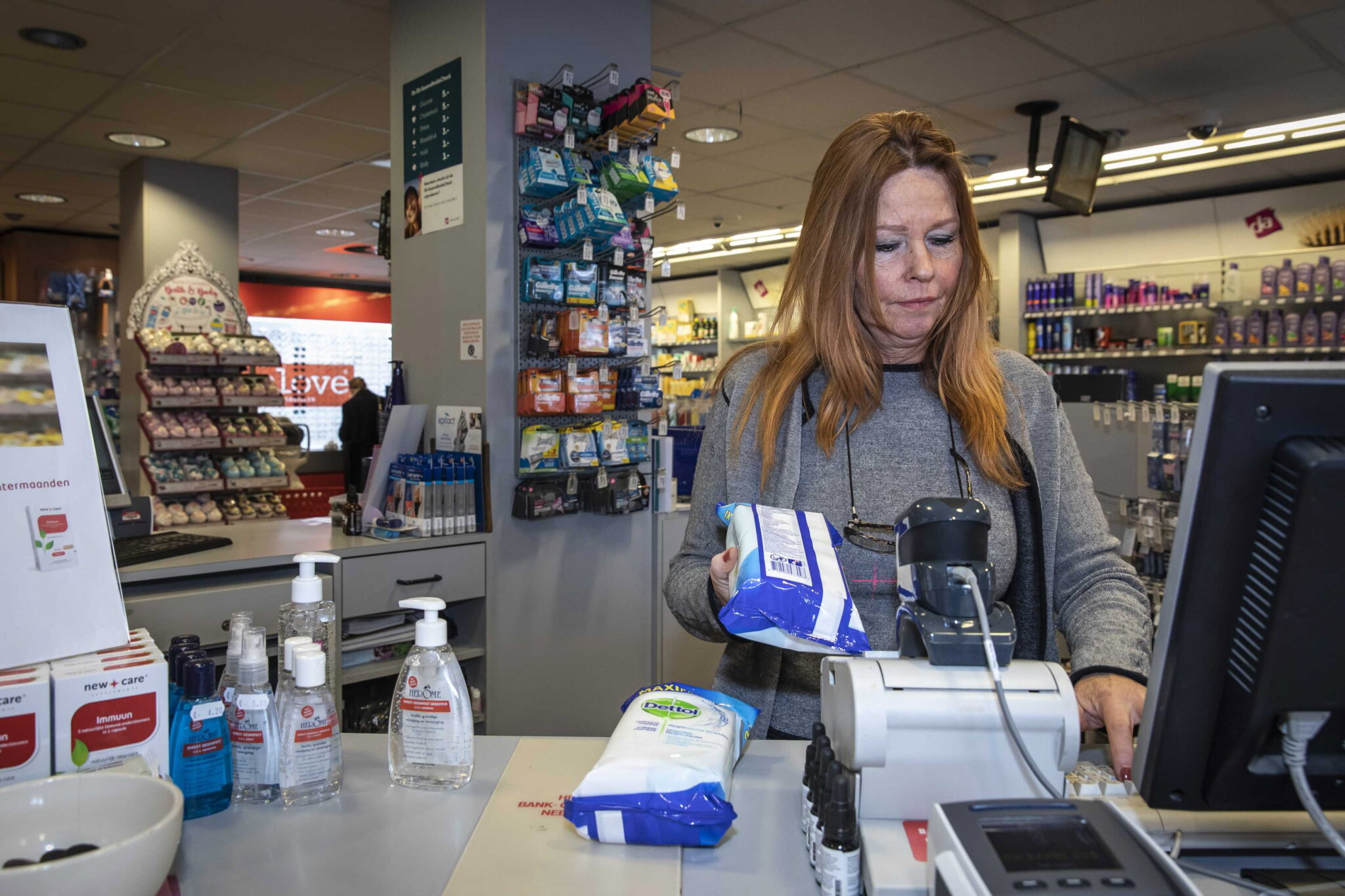 Aδειάζουν τα ράφια φαρμακείων από μάσκες, αντισηπτικά και αντιικά φάρμακα (VID)