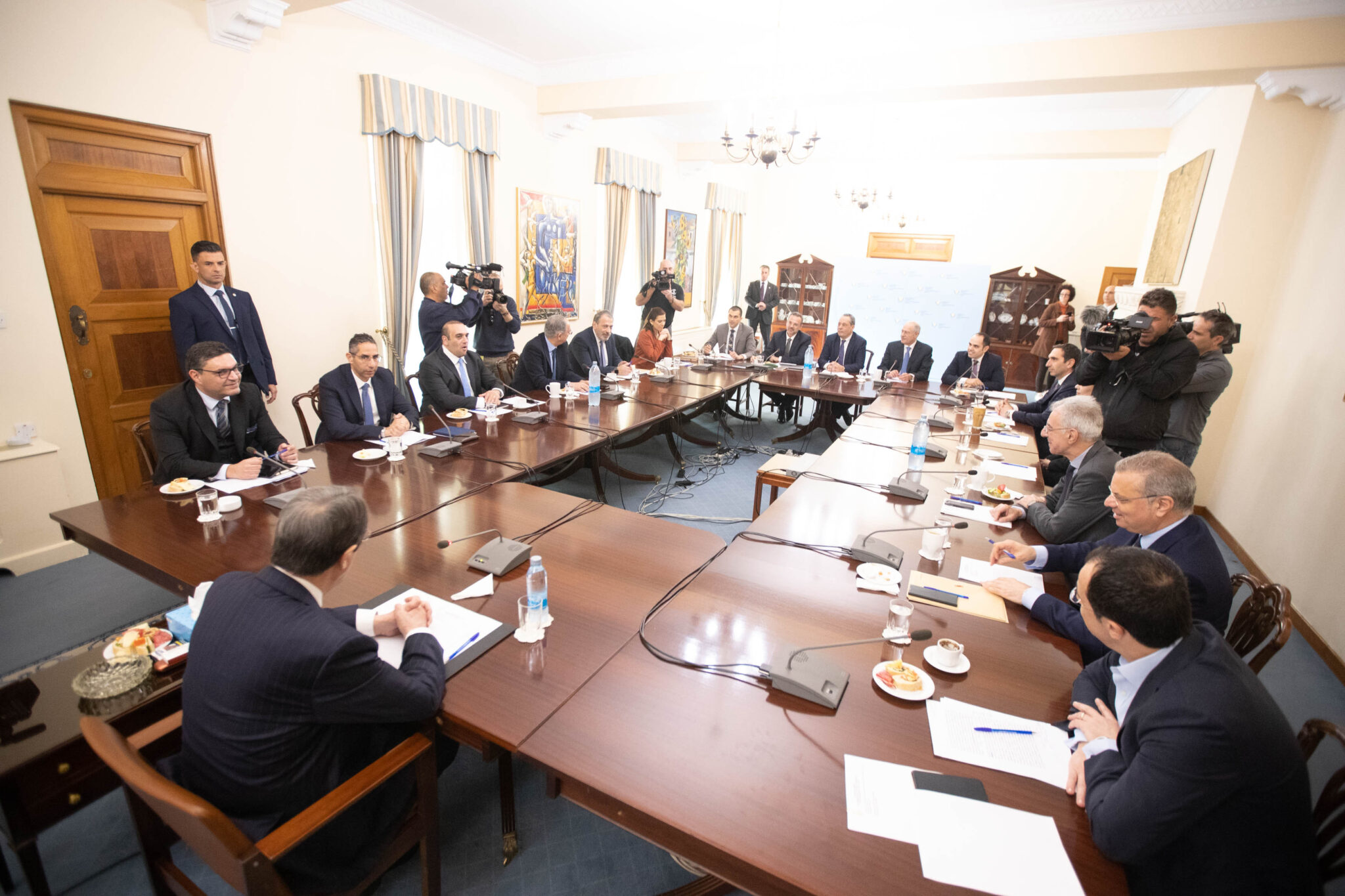 "Λουκέτο" σε οδοφράγματα και Κέντρο Διαχείρισης Κρίσεων για κορωνοϊό (ΒΙΝΤΕΟ)