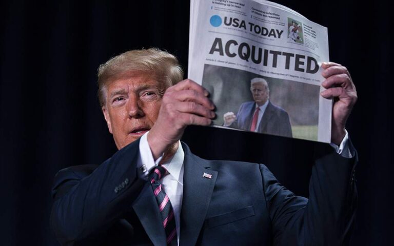 Ο Τραμπ απέλυσε τους δύο "προδότες"