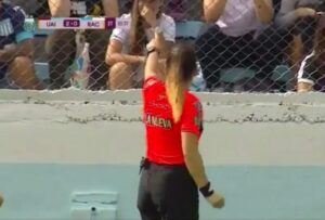 Γυναίκα διαιτητής «πέταξε» εκτός γηπέδου οπαδό που την έβριζε (ΒΙΝΤΕΟ)