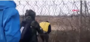 Έβρος: Πρόσφυγες κόβουν συρματομπλέγματα για να περάσουν στην Ελλάδα (ΒΙΝΤΕΟ)