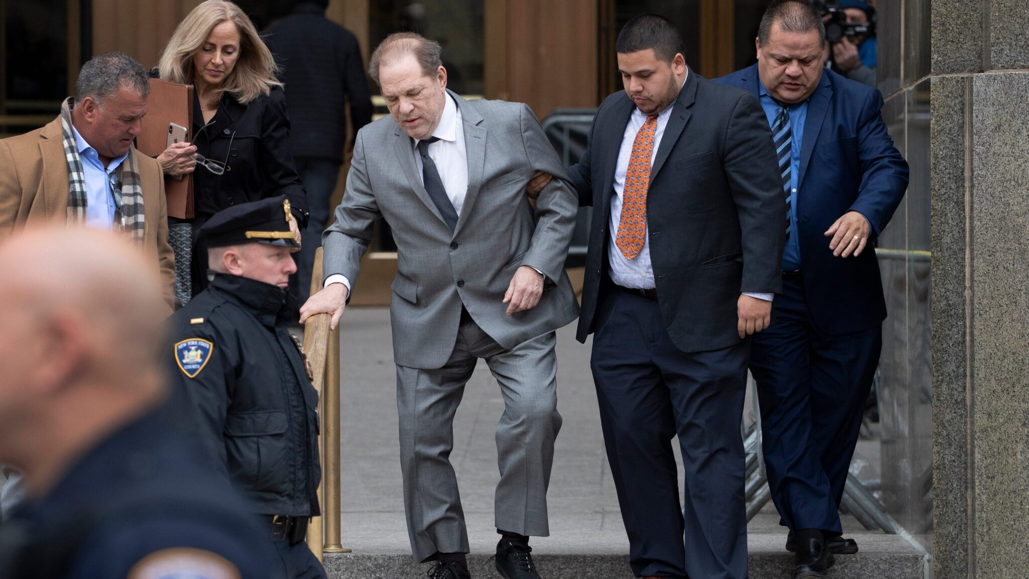 Ένοχος ο Χάρβεϊ Γουάινσταϊν στη δίκη για βιασμό