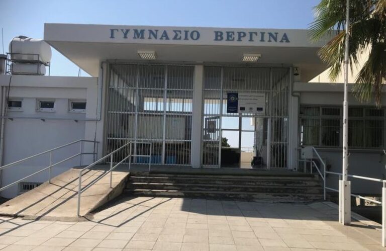 Μένουν έξω από τις τάξεις τους και διαμαρτύρονται για τις σβηστές θερμάνσεις