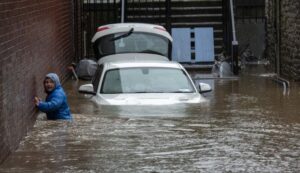 Φονικό το πέρασμα της καταιγίδας "Ντένις" στη Βρετανία