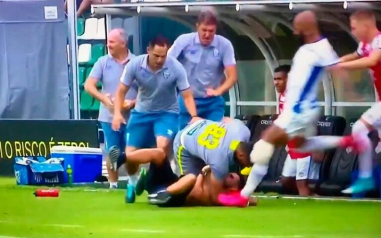 Ανελέητο ξύλο, παίκτης κλώτσησε οπαδό στο κεφάλι (ΒΙΝΤΕΟ)