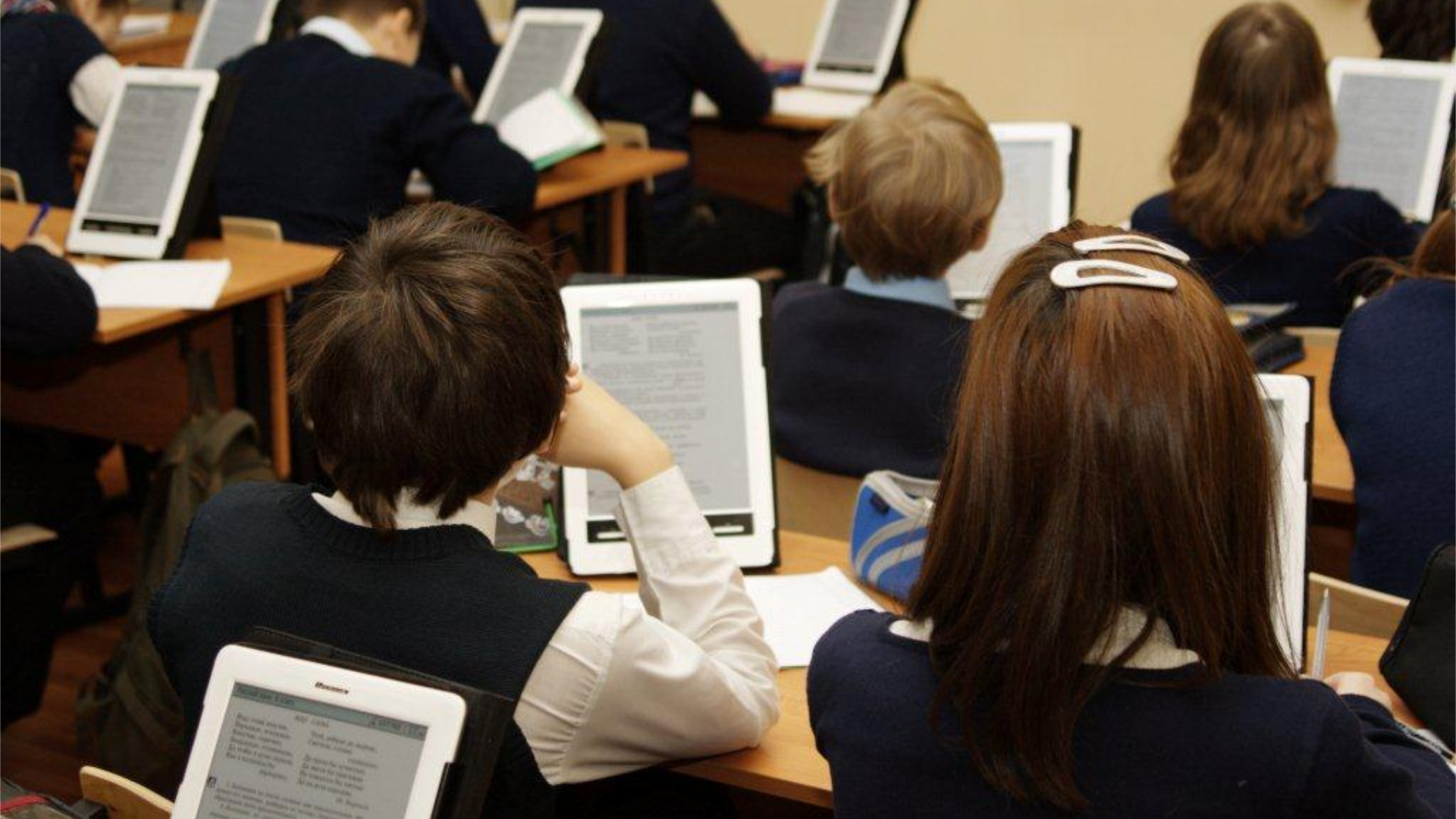 Πετάνε τσάντες, βιβλία και…παίρνουν τάμπλετ οι μαθητές (ΒΙΝΤΕΟ)