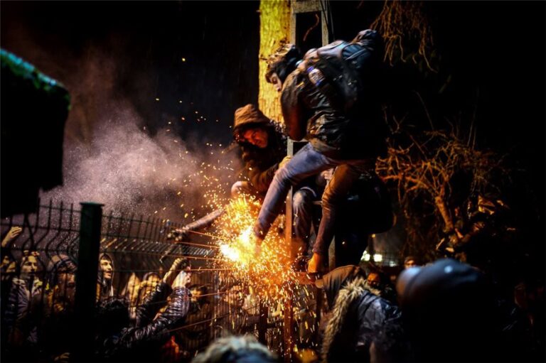 Ολονύχτια μάχη στον Έβρο για να μην περάσουν οι μετανάστες τα σύνορα