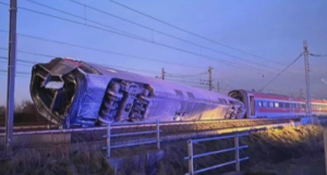 Τουλάχιστον δύο νεκροί από εκτροχιασμό αμαξοστοιχίας στο Μιλάνο (ΦΩΤΟ)