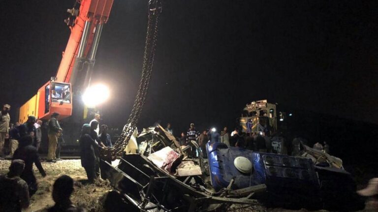 Πακιστάν: 30 νεκροί σε σύγκρουση τρένου με λεωφορείο