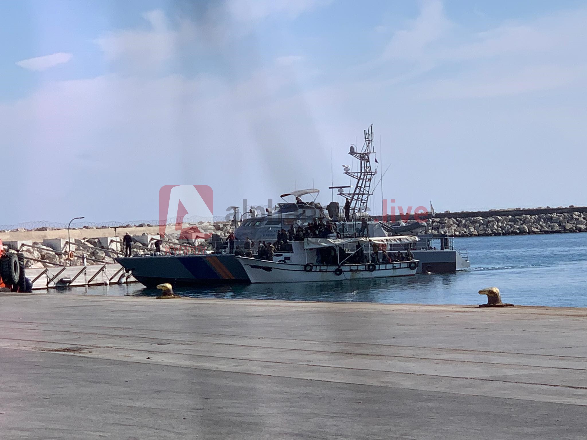 Η στιγμή που καταφτάνει το σκάφος με τους 80 άτυπους μετανάστες (ΒΙΝΤΕΟ)